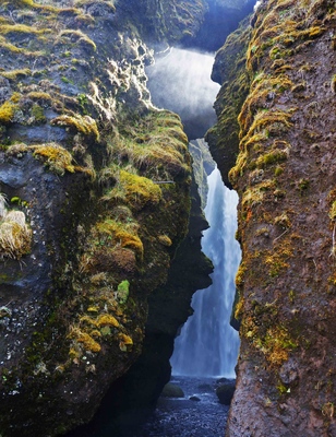 Cueva en la cascada de Seljalandfoss, Islandia
