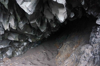 Cueva en la playa negra de Reynisfjara, Islandia