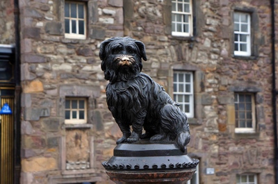 Monumento en la Ciudad vieja de Edimburgo
